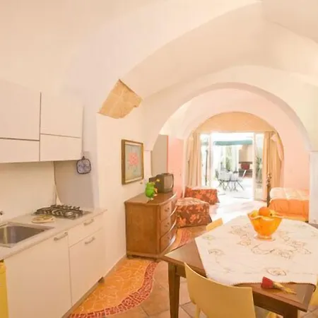 Bed and Breakfast Corte Dei Memoli Di Margiotta Giuseppina Λέτσε